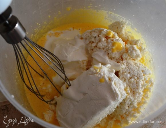 К яично-сахарной смеси добавляем остальные ингредиенты, всё хорошо взбиваем блендером (у меня было 200г зернистого и 100г творога в брикете).