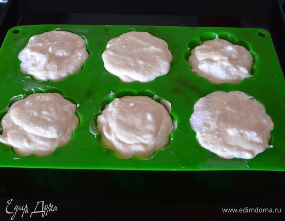 Выкладываем будущий пудинг в форму, смазанную сливочным маслом.