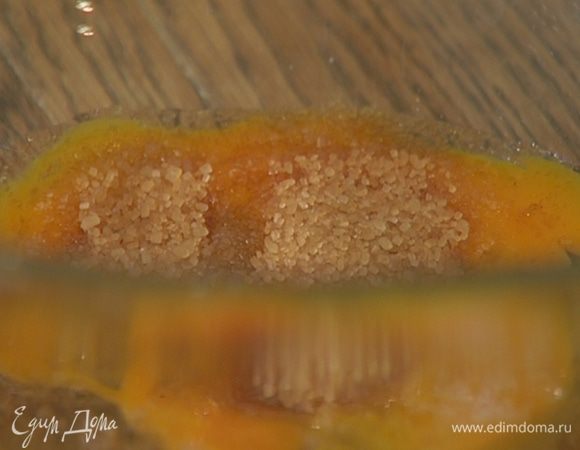 Яйцо перемешать в глубокой посуде с коричневым сахаром и щепоткой соли.