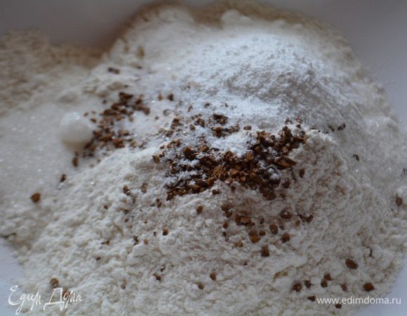 Смешать сухие ингредиенты: мука, сахар, кофе, разрыхлитель и соль. Перемешать.