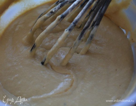 Перелить к сухим ингредиентам молочную смесь. И взбить венчиком или миксером.