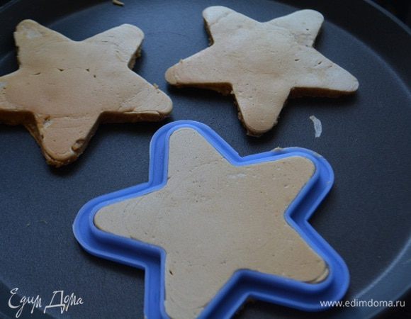 Раскалить хорошо сковороду. Выкладываем по 1 ст.л теста (можно воспользоваться формочкой, как в моем случае). Когда на поверхности начнут появляться пузырьки, можно переворачивать на другую сторону. И жарим до золотистого цвета!