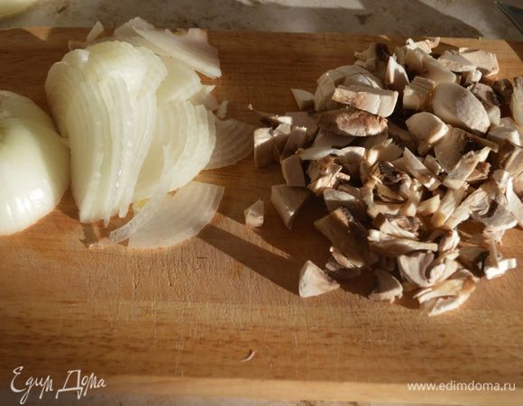 Грибы очистить, порезать мелким кубиком. Лук очистить, нарезать полукольцами.