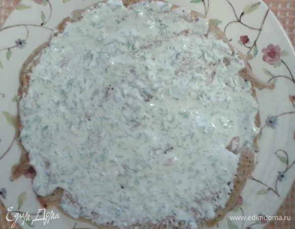 Далее промажьте блин сметанно-масляным соусом.