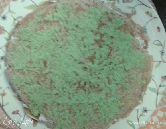 Посередине вместо соуса и рыбы уложите 1 блин, смазанный хреном. У меня хрен с васаби, но это необязательно.