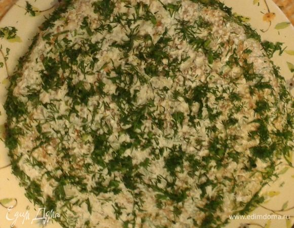 Верх украсьте оставшимся соусом, рыбой и мелко нарезанным укропом.