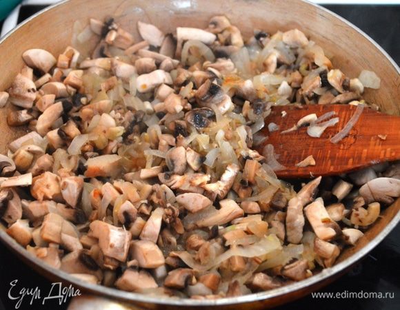 Сперва обжариваем лук до прозрачности, затем добавляем грибы. Все жарим до испарения жидкости. Отставляем остывать.