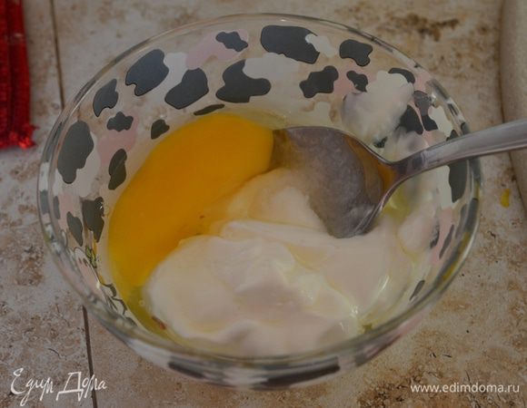 Одно яйцо взбить со сметаной и щепоткой соли (по вкусу).