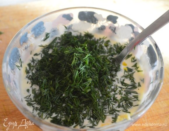 К яично-сметанной массе добавляем мелко порезанный чеснок и зелень, перемешиваем.