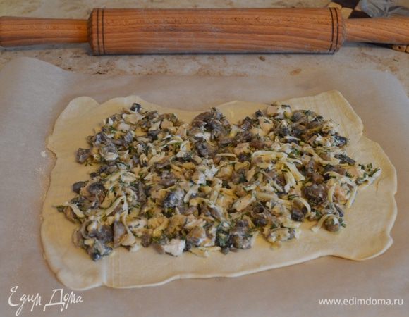 Ровным слоем выкладываем начинку.