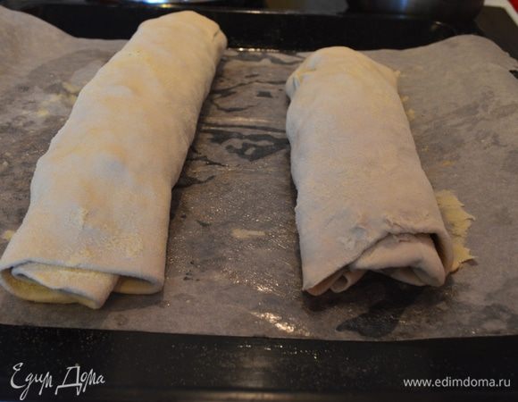 С помощью пергамента сворачиваем в рулет, отправляем на противень швом вниз. Выпекаем 35-40 мин в разогретой духовке до 190 С. Смазать почти готовый рулет взбитым яйцом и поместить снова в духовку на 10 мин