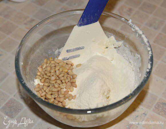 Взбить немного рикотту (комнатной температуры), добавить просеянную муку, орехи. Перемешать.