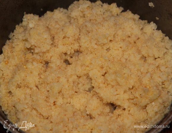 Все очень просто: пшено моем очень хорошо, заливаем водой и оставляем на несколько часов. Затем снова промываем и сливаем воду. 25 грамм сливочного масла разогреваем на сковороде, добавляем пшено и прожариваем его минут 5 до появления аромата. В кастрюльке доводим до кипения 2 стакана воды и отправляем туда поджаренное пшено. Накрываем крышкой и на слабом огне готовим до готовности. Мне хватило 15 минут.