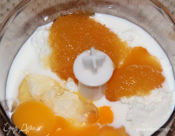 В чашу блендера отправляем творог, яйца, молоко, ванильный сахар и мед (у меня инвертный сироп есесенна).