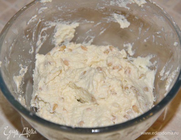 В отдельной миске взбить яичные белки до мягких пиков. Аккуратно смешать с сырной массой.
