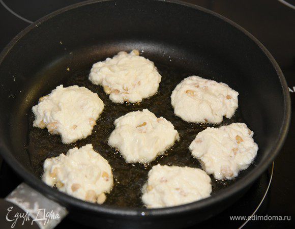 В сковородке разогреть немного растительного масла, выкладывать тесто чайной ложкой, помогая себе другой ложечкой. Жарить до зарумянивания на среднем уровне жара (у меня на 5-6 из 9). Перевернуть один раз.
