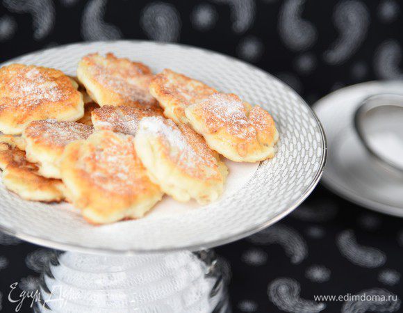 Посыпать сахарной пудрой и подавать. Угощайтесь!
Я не стала для фотографии сильно посыпать сахарной пудрой, чтобы можно было хорошо рассмотреть эти милые сырнички.
