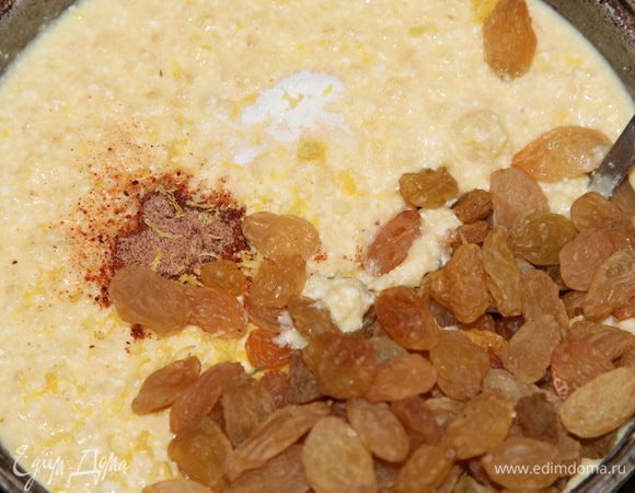 Смешиваем пшено и творожную массу до однородности и добавляем мускатный орех натертый, изюм, цедру лимона, соль. Еще раз все перемешиваем.