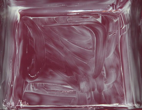 Духовку разогреваем до 180 градусов (электрические), газовую - до 200. Форму для запекания смазываем маслом.