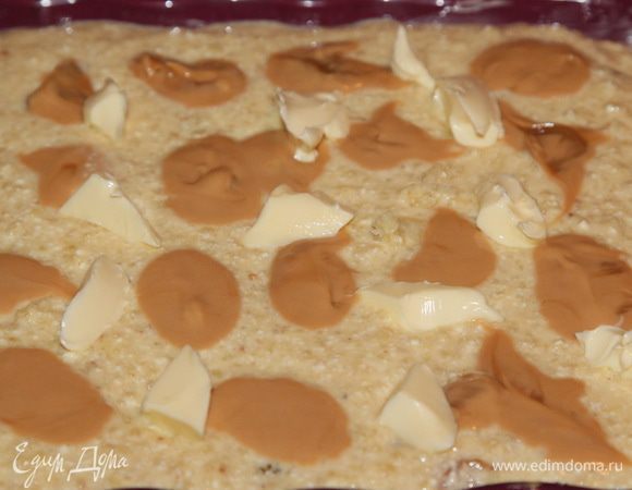 Выливаем массу в форму, выкладываем сверху оставшееся масло. Необязательное вареное сгущенное молоко и сливочное масло смешиваем и тоже частями распределяем по поверхности кугеля.