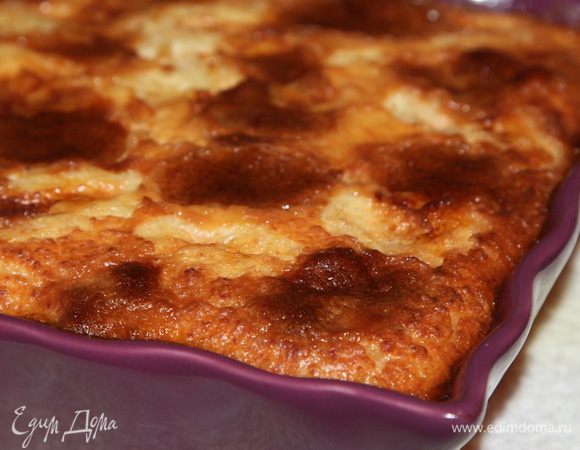 Ставим в духовку и выпекаем минут 40-50. Выпекаем до тех пор, пока кугель не схватится. В самую последнюю очередь это произойдет посредине. Так что через 40 минут заглядываем и следим. Получается вот так нарядно.