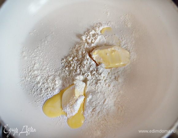 Для соуса растопите сливочное масло, слегка подрумяньте на нем муку, постепенно, помешивая, добавляйте молоко и бульон. Варите 5 минут, постоянно помешивая. Затем добавьте половину тёртого сыра, растопите в соусе, не прекращая помешивать. Приправить солью, перцем и мускатным орехом по вкусу.