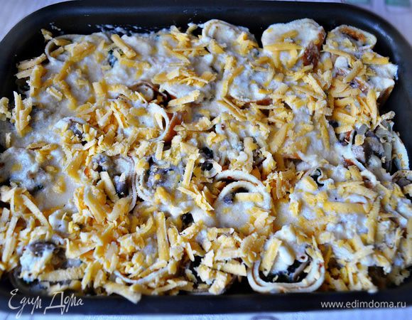 Залейте роллы соусом, посыпьте оставшимся сыром. Запекайте в нагретой до 180г духовке 15-20 мин.