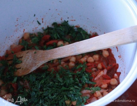 В воде растворить соль, влить масло.
Смешать муку с дрожжами и соединить с водой. Вымесить тесто, прикрыть мокрым полотенцем и поставить в тепло. Через пол часа обмять тесто. Снова поставить тесто на 1 час. Все это за меня сделала хлебопечка.

Тем временем порезать полукольцами лук, обжарить. Добавить измельченный чеснок и прованские травы. Добавить измельченные помидоры в собственном соку, тушить 5 минут. Готовый нут, измельченную петрушку и порезанные вяленые помидоры добавить в сотейник. Убрать с огня, поперчить.