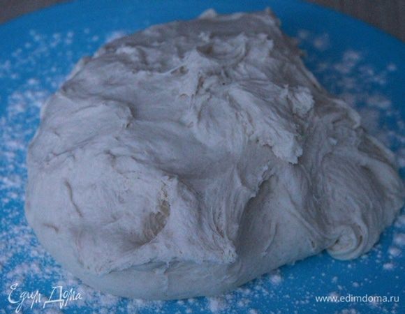 Через положенное время достаем наше тесто (нам понадобится половина теста, остальную часть уберите в холодильник, вы сможете на следующий день испечь свежие лепешки).

Разогреть духовку до 250 градусов вместе с противнем. Тесто разделить на 6 одинаковых частей. Скатать булочки, укрыть влажным полотенцем и оставить на 5 минут.