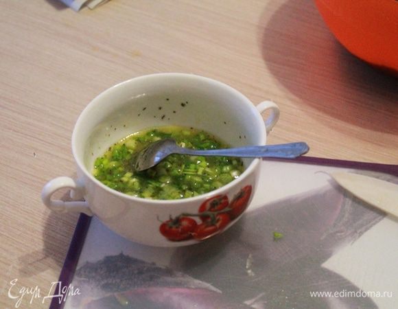 Для маринада смешать сок апельсина с маслом, солью, перцем молотым, измельченным чесноком и базиликом. Добавить нарезанный зеленый лук.