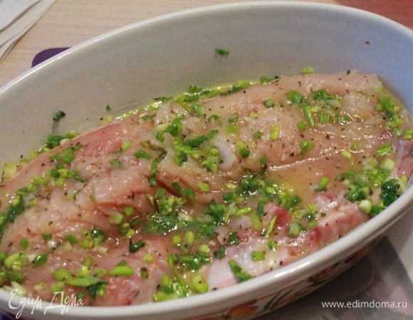 Рыбу положить в посуду, в которой будете ее запекать, и залить маринадом. Оставить на 10-15 минут.