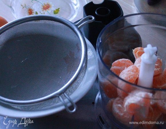 Из мандаринов приготовить сок (мне понадобилось 4 штуки), смешать с медом.
