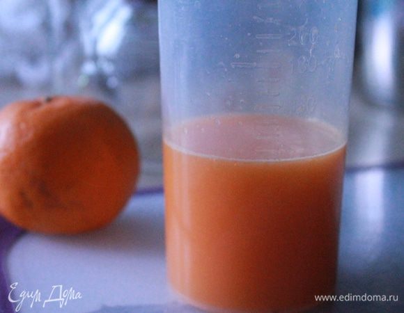 Через 10 минут в чай добавить мандариновый сок с медом и можно наслаждаться замечательным пряным чаем!

Приятного чаепития!