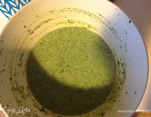 Разводим тесто на блины. Я это делаю так - растапливаю сливочное масло, перетираю его с желтками, добавляю молоко, взбиваю венчиком, затем понемногу добавляю муку и размешиваю, чтобы не было комочков. В конце добавляю взбитые белки с солью. Сегодня к тесту добавила шпинатное пюре - у меня был замороженный клубочками шпинат, я взяла 5 клубков, разморозила в микроволновке, измельчила погружным блендером, добавила пюре в тесто, перемешала до однородности.