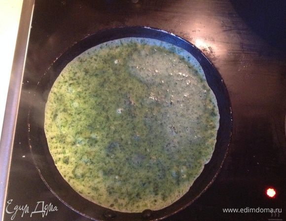 Выпекаю блинчики как обычно. Блинчики получаются толще обычных, переворачивать их нужно, когда начнут белеть края, а не румяниться, как в обычных. На тортик нужно 10 штук, у меня вышло из этого количества теста штук 12-13.