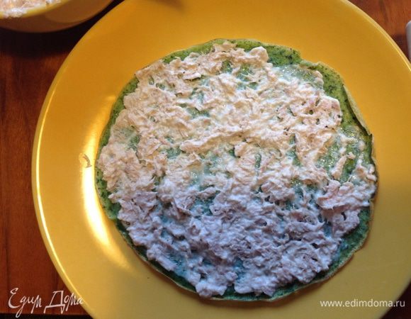 Пока блинчики остывают, готовлю начинку: слить с тунца жидкость (у меня тунец в собственном соку, 2 баночки по 130 гр нетто каждая), добавить мягкий творожок, оставив пару ложек (в ингредиентах почему-то не получается добавить его, выдает только мягкий сыр. Это в целом неважно, можно даже сметану просто добавить, только тогда на соль попробовать), размешать, можно добавить чесночок или лук - по желанию. Каждый блинчик смазать начинкой.