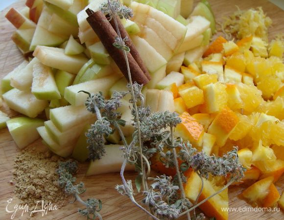 Крупное яблоко нарезать кубиками. Апельсин не очищаем, также нарезаем кубиками. Трем лимонную цедру. Курагу моем.