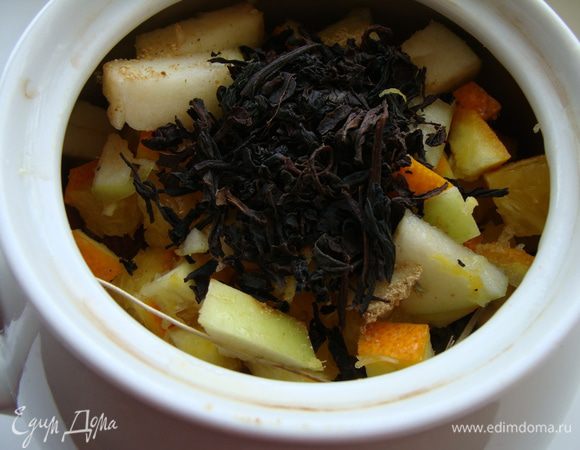  Складываем все ингредиенты в большой заварочный чайник. Заливаем кипятком. Укутываем и даем настояться чаю около 25-30 минут.