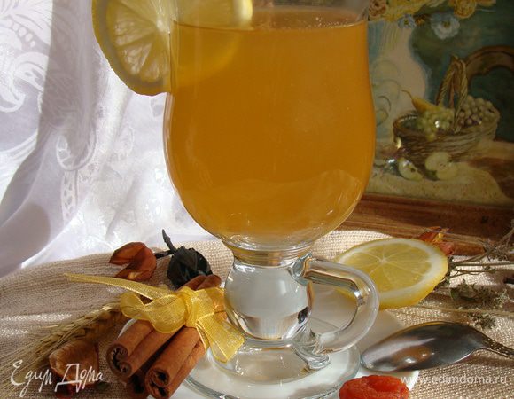 Разливаем по чашкам на 3/4, доливаем кипятком. Сахар кладем по вкусу. Хотя яблоко и курага придают чаю определенную сладость. Я его пью просто так!
Приятного вам чаепития! И хорошего настроения!