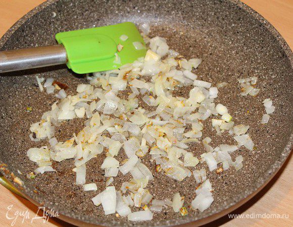 Мелко нарезать лук и чеснок. Обжарить в разогретом растительном масле, помешивая, около 2–3 минут.