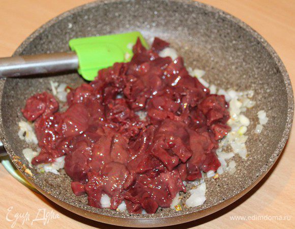 Добавить мелко нарезанную печень, жарить, помешивая, еще около 3 минут.