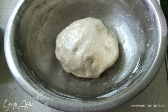 Готовое тесто положить в миску, смазанную маслом, накрыть и поставить в теплое место на 1 час. Через час тесто обмять и поставить на вторую расстойку на 35-40 минут.