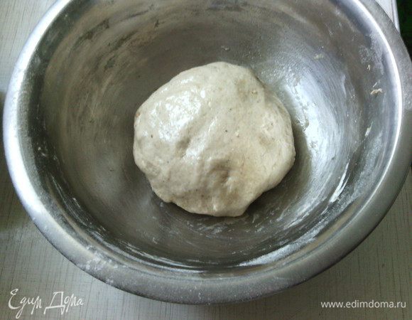 Готовое тесто положить в миску, смазанную маслом, накрыть и поставить в теплое место на 1 час.
Через час тесто обмять и поставить на вторую расстойку на 35-40 минут.