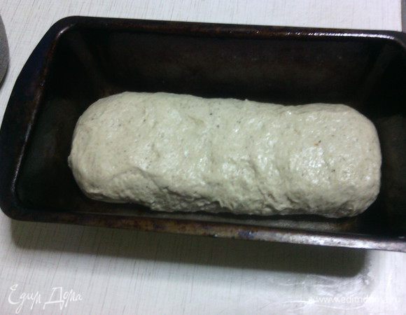 На столе присыпанном мукой, из теста сформировать булку, положить в форму (или на противень, застеленный пергаментом, если вы хотите подовый хлеб). 
Прикрыть сверху полотенцем и оставить на последнюю расстойку на 1 час.