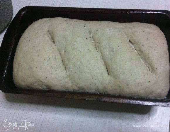 Духовку нагреть до 220С.
На хлебе можно сделать надрезы и поставить в духовку.
Выпекаем наш хлебушек 35-45 минут (в зависимости от вашей духовки)
Мой хлебушек выпекался 40 минут.
