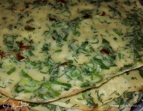 Небольшую сковородку раскаляем, смазываем оливковым маслом и выпекаем блины с двух сторон до румяной корочки. У меня получилось 8 штук. 