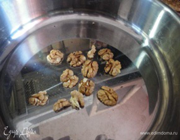 1. Нут замочите на 6 часов. Желательно за это время пару раз поменять воду. Варите до готовности примерно 40-50 минут, соль добавьте в последние 10 минут варки.
2. Грецкие орехи слегка подсушите на сковороде и измельчите ножом.