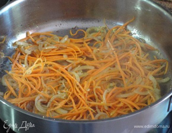 4. На разогретую сковороду влейте оливковое масло. Вначале обжарьте лук до золотистого цвета, затем добавьте морковью и слегка прожарьте, т.е. только до мягкости моркови.