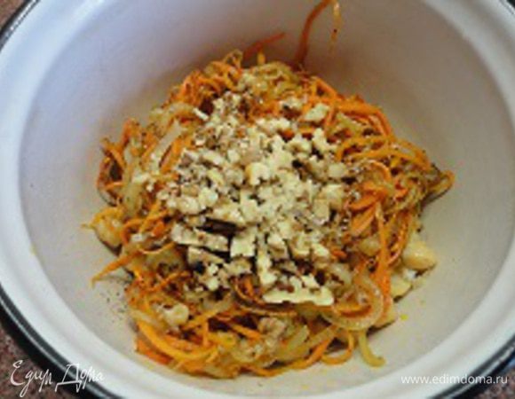 5. На нут выложить натертый чеснок, пряности и сверху выложить горячие овощи. Закрыть крышкой и оставить, не перемешивая, на минут 10.