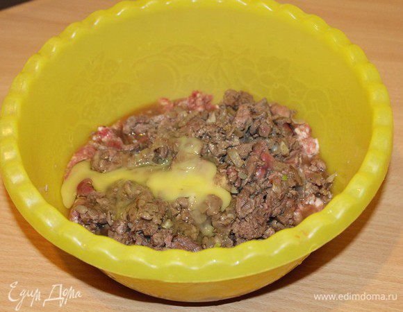 Добавить фарш, яйцо, коньяк, посолить, поперчить. Хорошо перемешать.